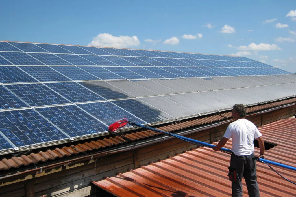 Wartung und Reinigung der PV-Anlage: So maximieren Sie Ihren Ertrag