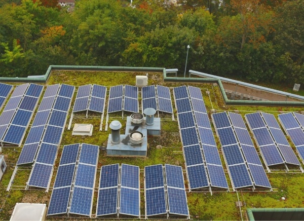 Solaranlage für ein Flachdach: Besonderheiten bei Montage und Ausrichtung
