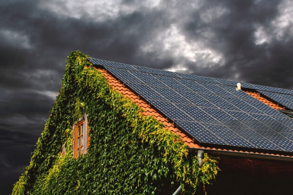 Schutz vor Sturm und Unwetter: Was Ihre Solaranlagen-Versicherung abdecken muss