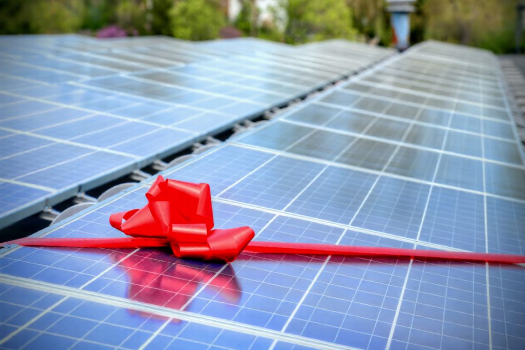 Was schenkt man zu Weihnachten und Neujahr? Eine Solaranlage als nachhaltiges Premium-Geschenk